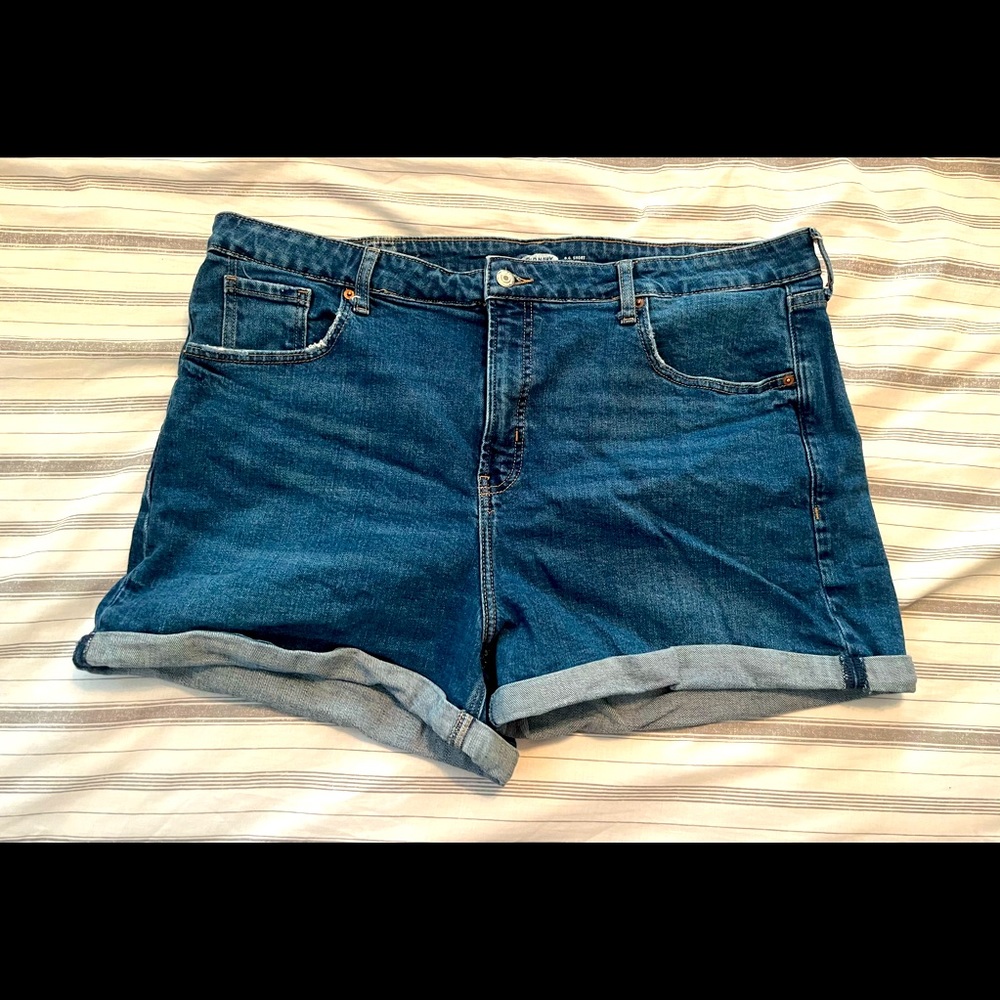 Old Navy high rise women’s denim shorts. Size 20.